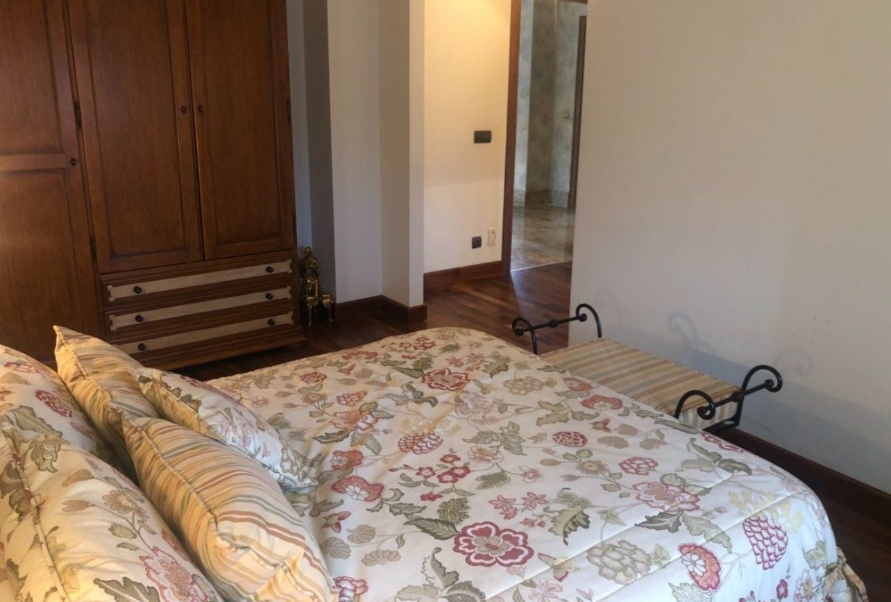 Chalet individual con piscina cubierta en Eras de Renueva, 714 m2, 4 habitaciones, cocina equipada con zona de comedor, salón independiente con porche, 5 baños, parcela de 1070 m2, garaje, trastero, bodega amplia, suelo radiante.