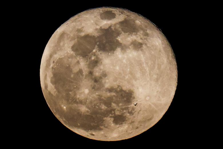 La Superluna se ve en Ashkelon, Israel.