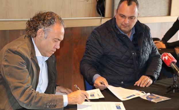 Felipe Llamazares, director general de la Cultural, y José Pedro Luengo, presidente del Olímpico, firman el acuerdo entre ambos clubes.