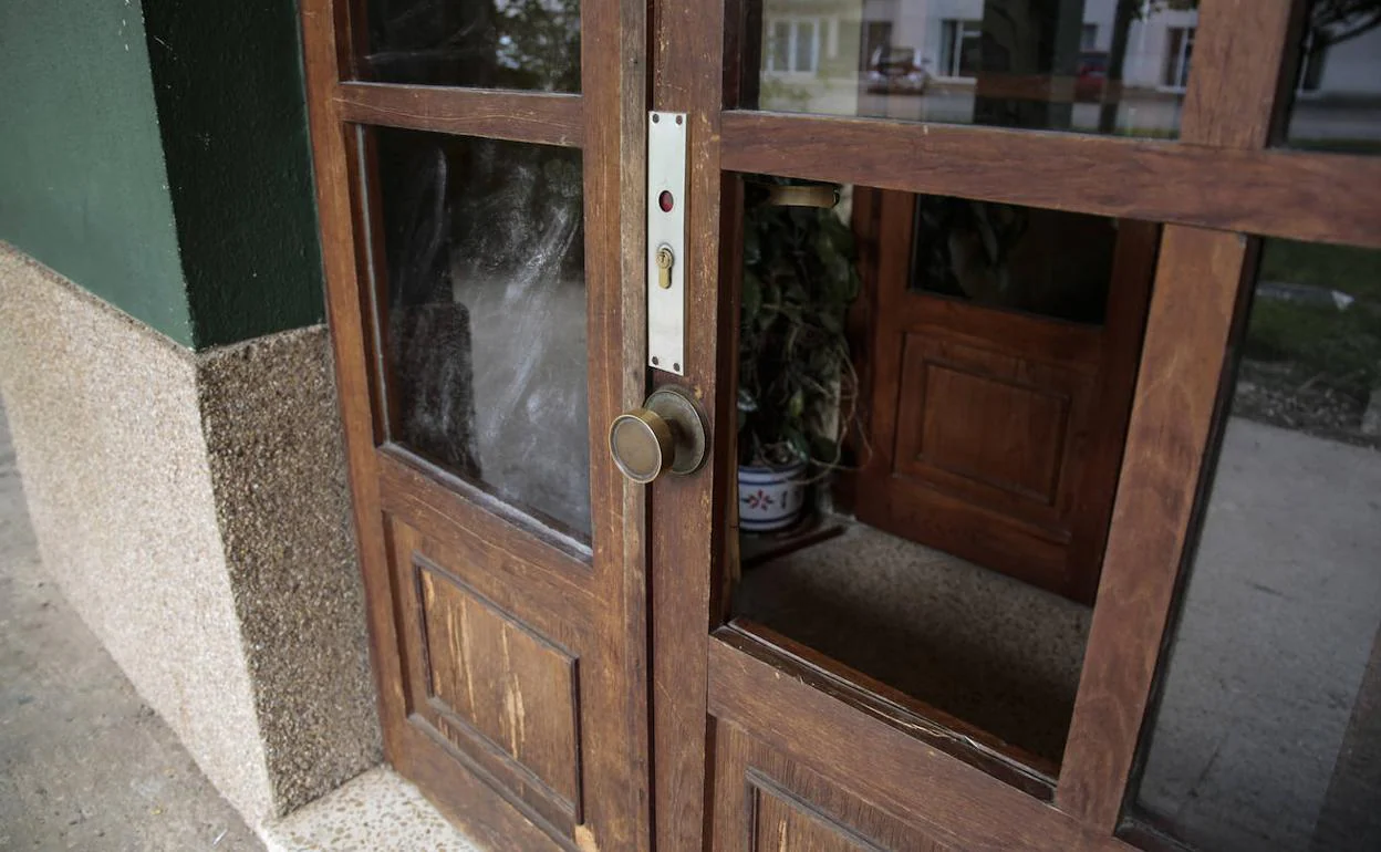 Imagen de la puerta que el acusado rompió para entrar en el edificio. 