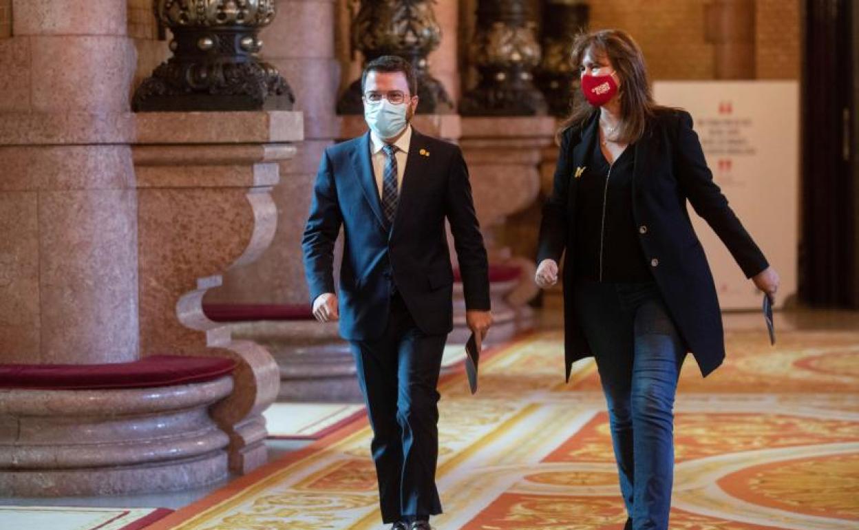 El vicepresidente del Govern en funciones, Pere Aragonès (i) conversa con la presidenta del Parlament, Laura Borràs 