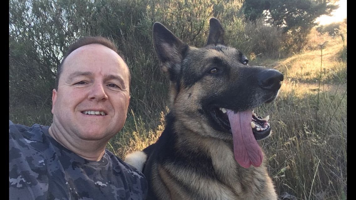 Rafa Sánchez, junto a su perro 'Harry'.