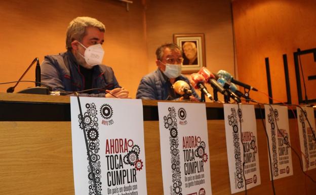 Los secretarios provinciales de CCOO y UGT, Xosepe Vega y Enrique Reguero, en la rueda de prensa de este jueves.