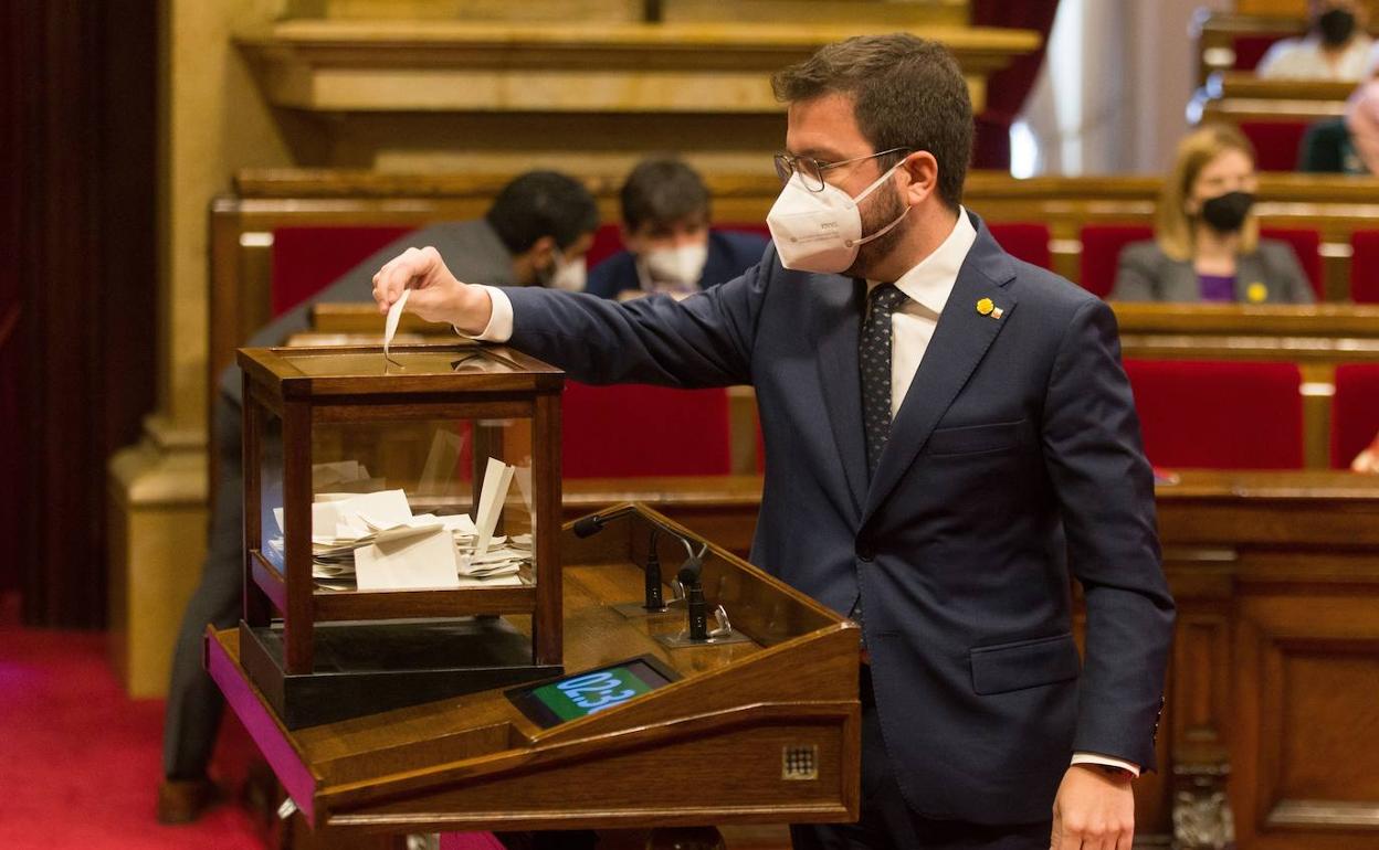 Pere Aragonès, vota en el Parlament.