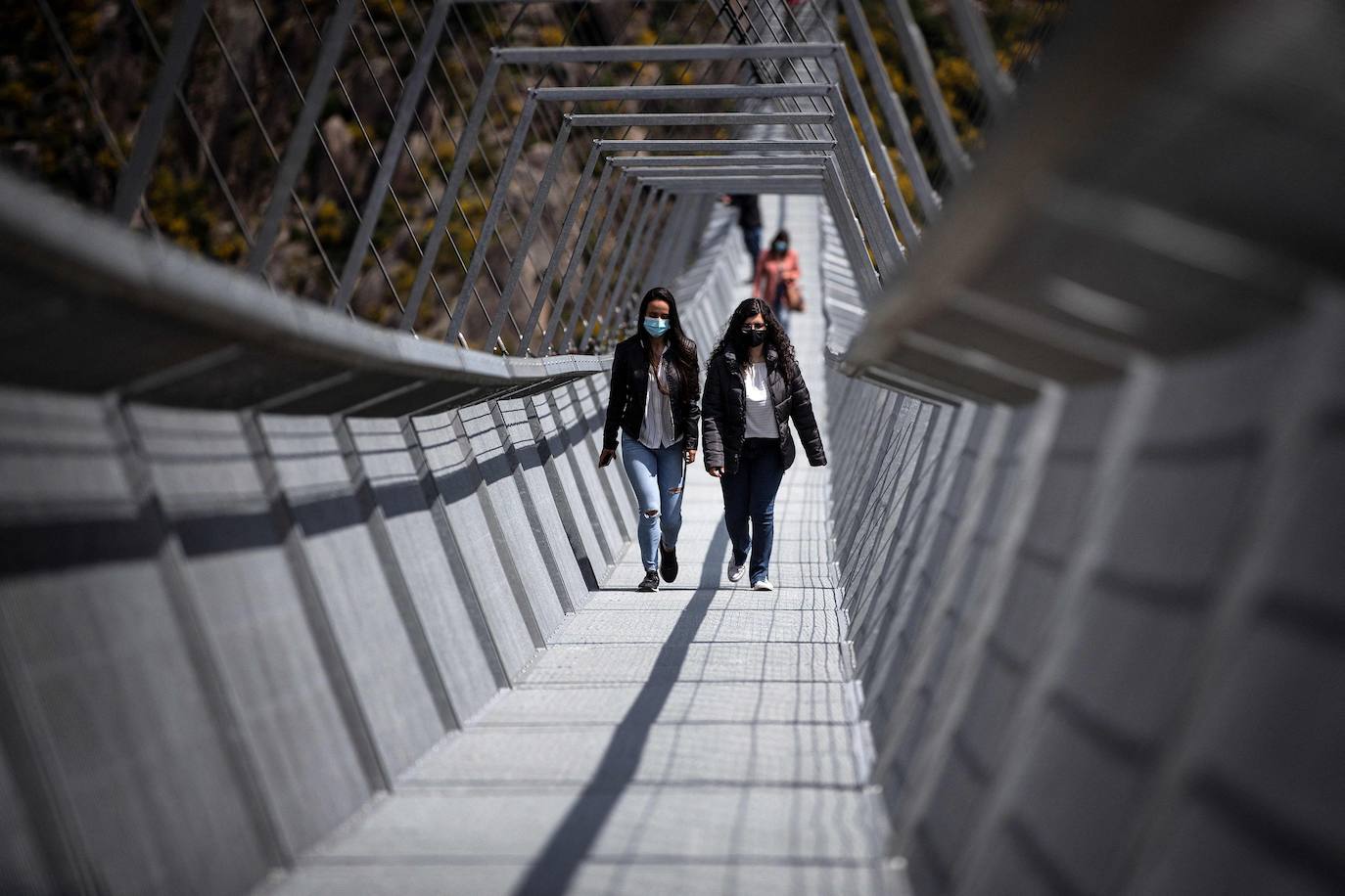 Portugal inauguró este jueves 29 de abril el puente peatonal suspendido más largo del mundo, a 175 metros sobre el río Paiva, en el norte, y que con sus 516 metros supera el récord establecido en 2017 por la pasarela Charles Kuonen de los Alpes suizos. El puente atraviesa un barranco granítico del municipio de Arouca y está formado por 127 planchas de rejilla con barandillas metálicas de 1,20 metros de ancho, sujetas por cables de acero a unos pilares en forma de 'V' situados a cada extremo.