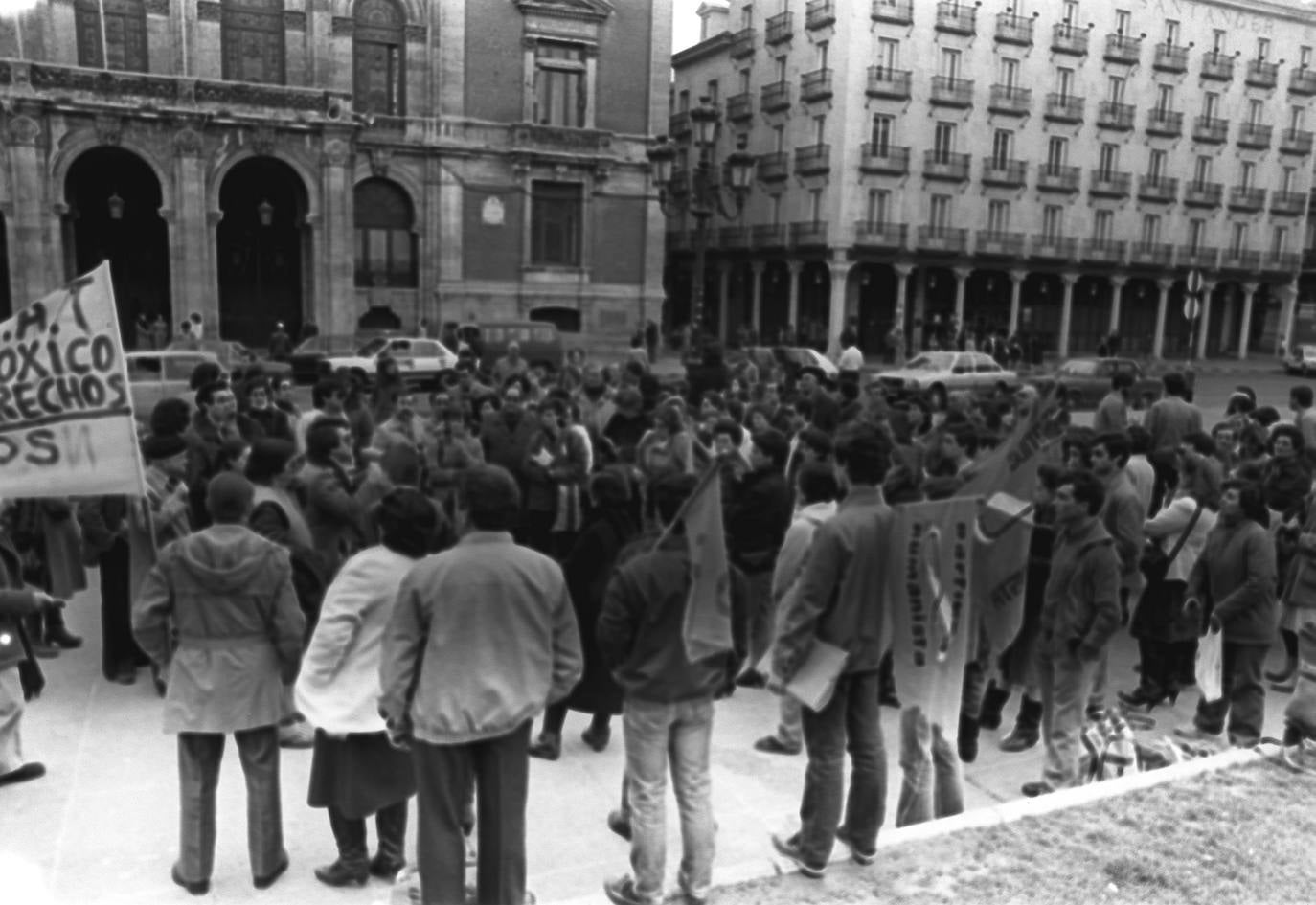 1985. Concentración y manifestación de los afectados por el síndrome tóxico, en la Plaza Mayor, antes de salir hacia Bruselas para denunciar la situación. 