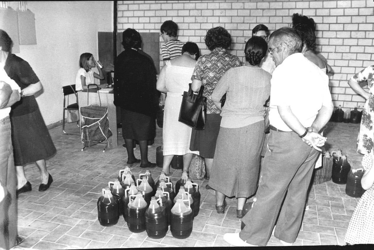 Afectados por el síndrome tóxico del aceite de colza, hacen cola para cambiar aceite.