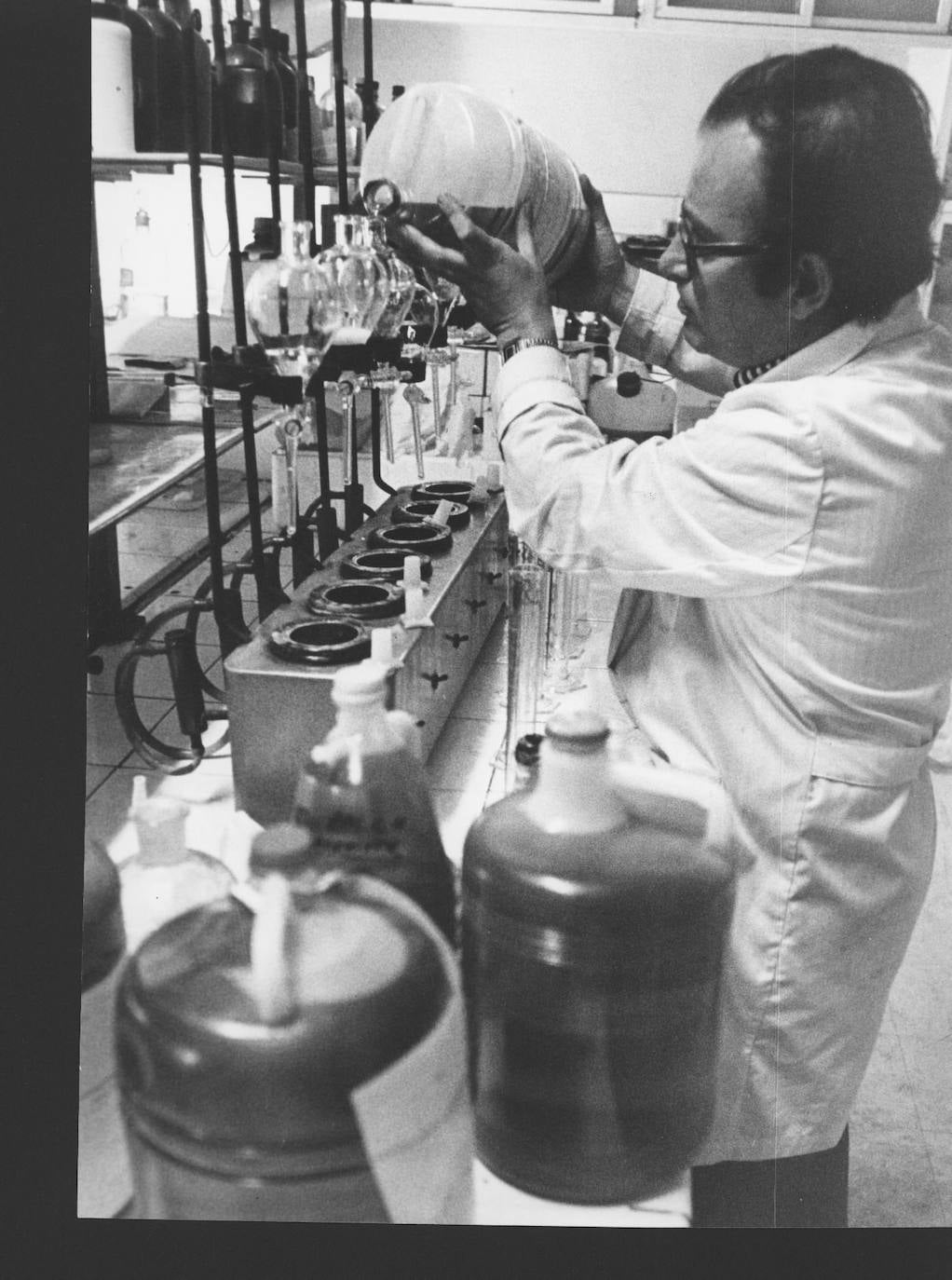 1981. Un médico analiza unas garrafas de aceite de colza.