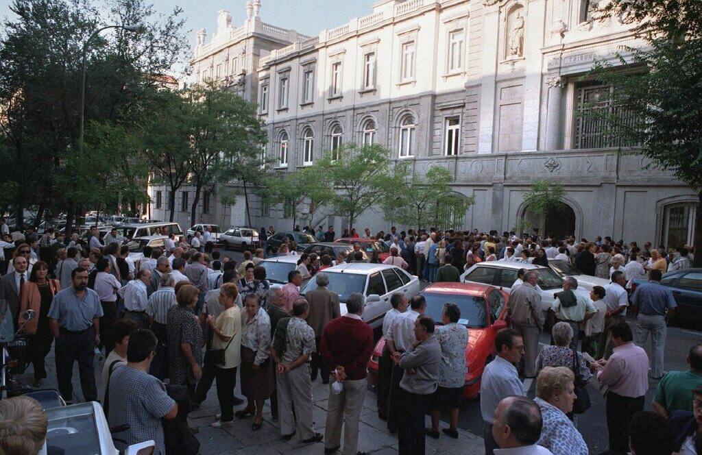 2-10-97. -Numerosos familiares y amigos de afectados por el síndrome tóxico producido por el aceite de colza, esperan frente a la sede del Tribunal Supremo la sentencia del alto tribunal, que ha condenado al Estado como responsable civil subsidiario al pago de las indemnizaciones.