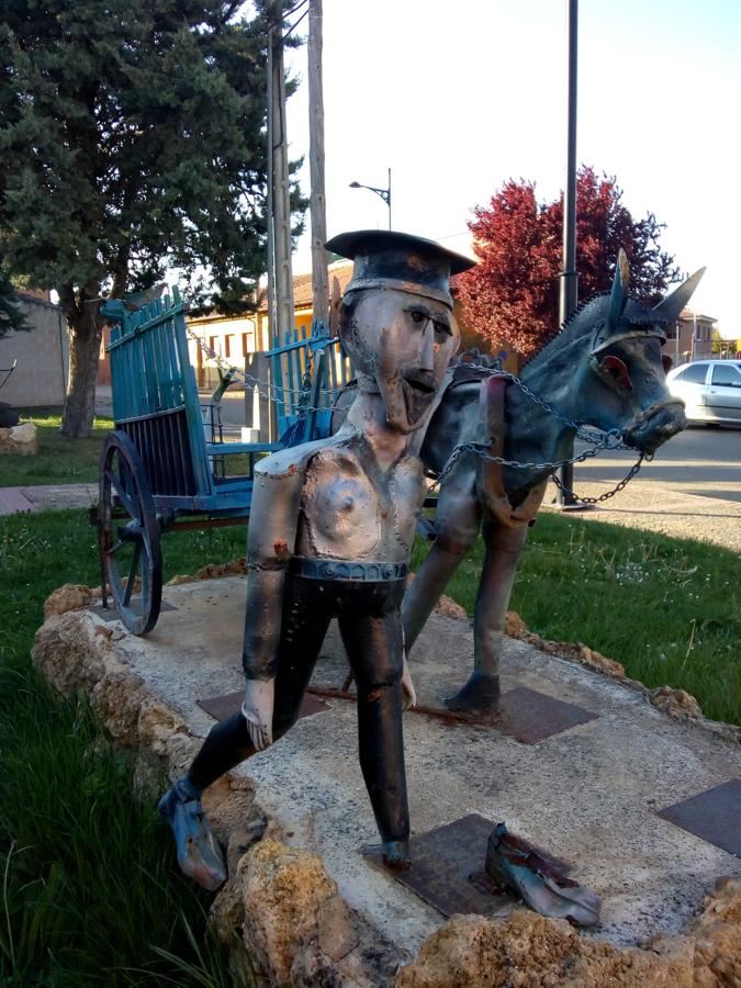 La escultura de Eufrasio, su mula y su carro en Calzada del Coto.