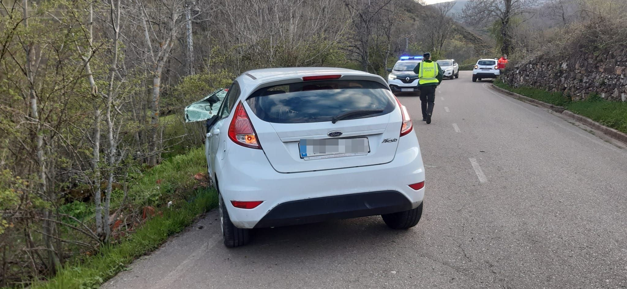 Un joven resulta herido en el vuelco de un turismo en Vegacervera.