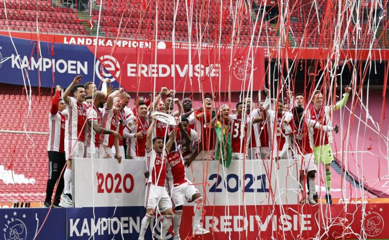 El Ajax celebrando el título