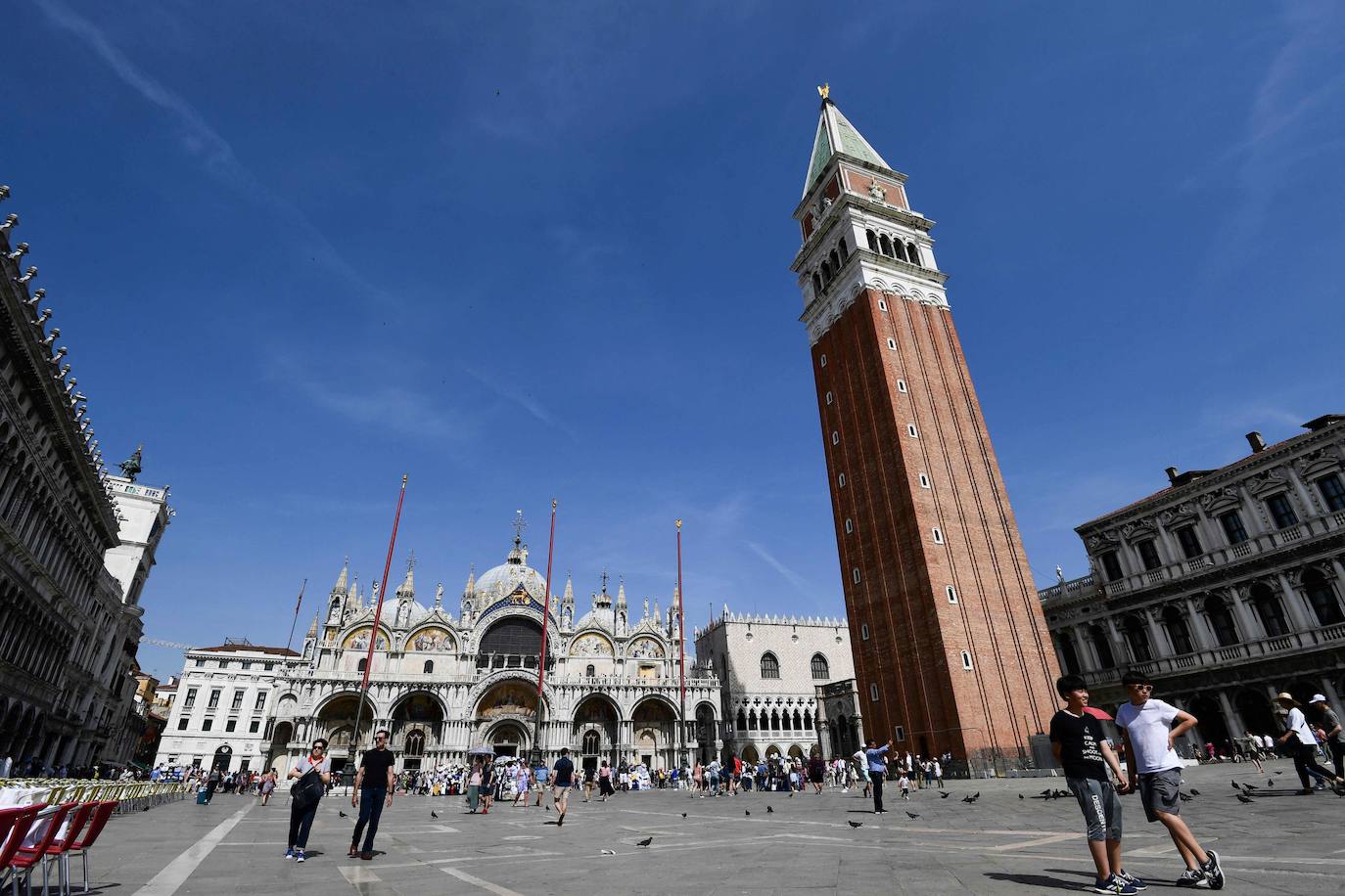 Campanario de San Marcos (Venecia, Italia) | Es el campanario de la basílica de San Marcos en Venecia y está ubicado en una esquina de la plaza de San Marcos, cerca de la portada de la basílica. Es uno de los símbolos de la ciudad. Tiene una altura total de 98,6 metros. Su cuerpo principal, de ladrillo, es un prisma de base cuadrada de 12 metros de lado y 50 metros de alto, sobre el cual se asienta un campanario blanco con cuatro arcos por cara, que aloja cinco campanas.