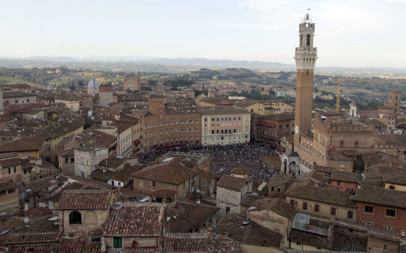 Torre Mangia de Siena (Italia) | La Torre Mangia es la torre del Palacio Púbico de Siena, que era la sede del gobierno de esta república de la Península Italiana y uno de los edificios más imponentes de Siena.