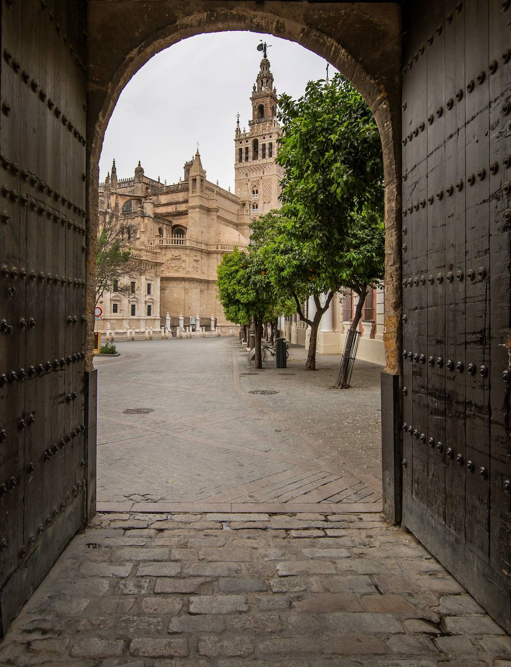 Giralda (Sevilla) | Giralda es el nombre que recibe la torre campanario de la catedral de Santa María de la Sede de Sevilla. La parte inferior de la torre corresponde al alminar de la antigua mezquita de la ciudad, de finales del siglo XII, en la época almohade, mientras que la parte superior es una construcción sobrepuesta en el siglo XVI, en época cristiana, para albergar las campanas. 