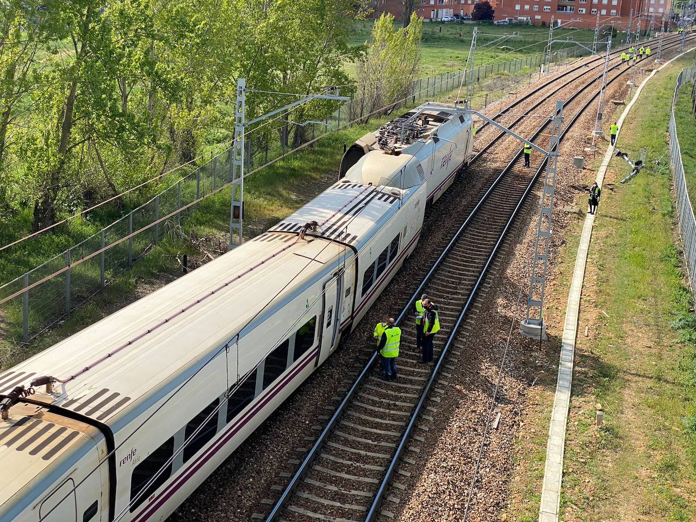 Un Alvia con dirección Gijón descarrila en las inmediaciones de San Andrés del Rabanedo .