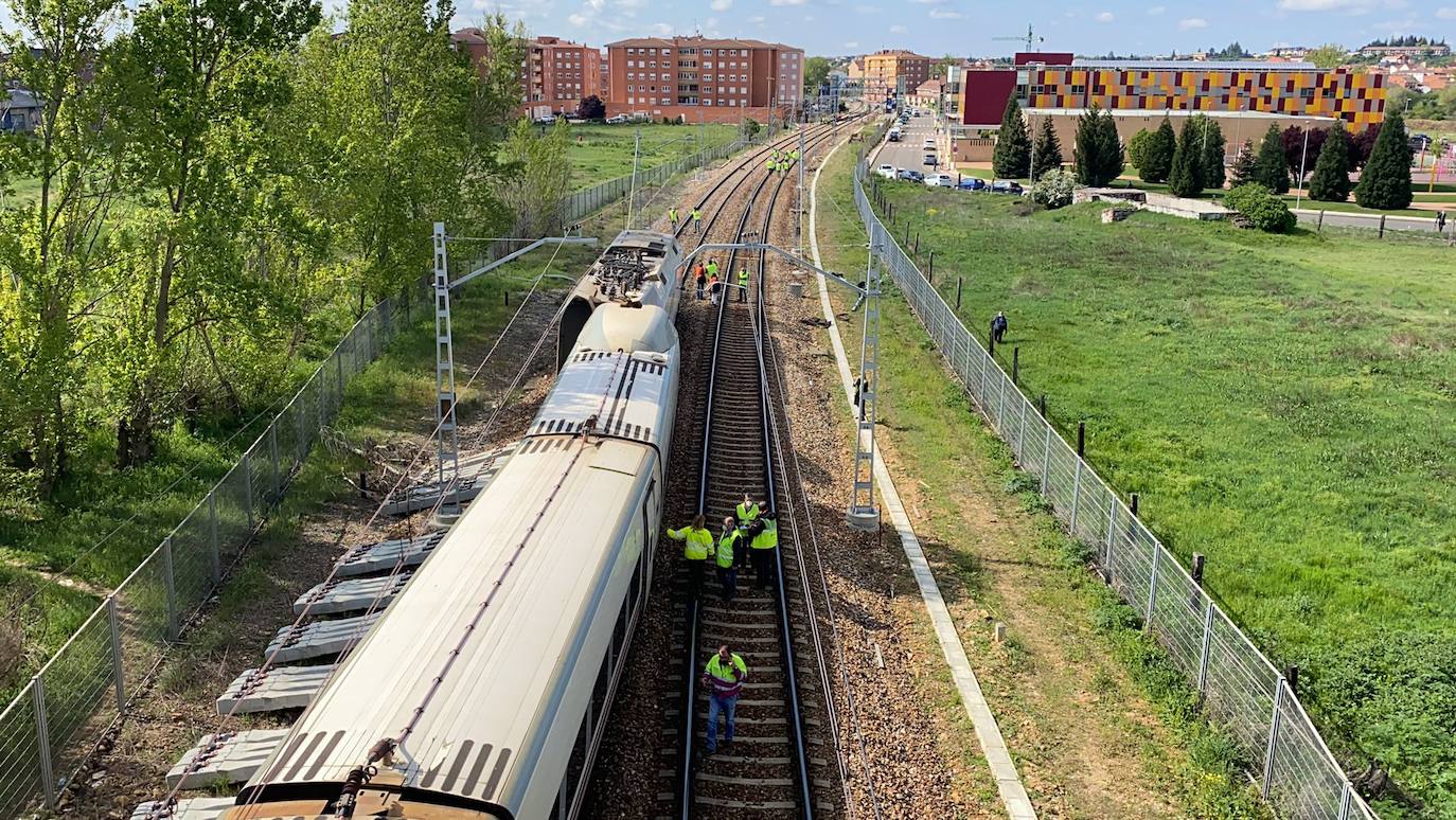 Un Alvia con dirección Gijón descarrila en las inmediaciones de San Andrés del Rabanedo .