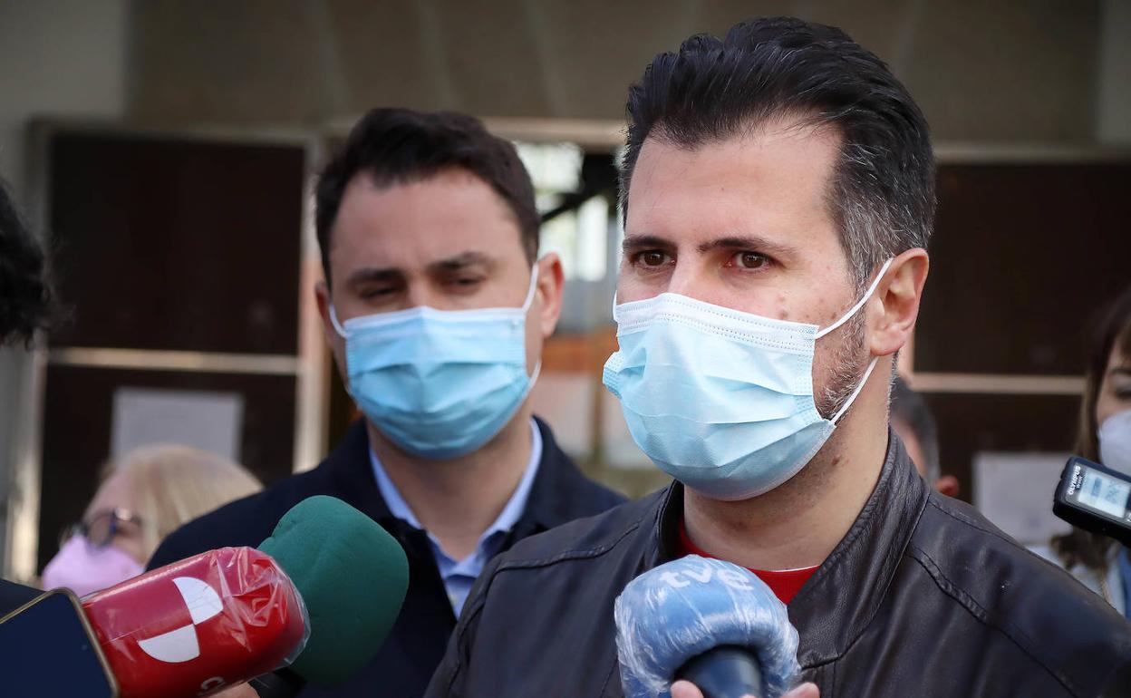 El líder del Psoe en Castilla y León, Luis Tudanca, en su visita a Villamanín.