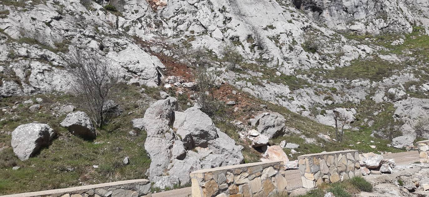 Varias rocas de gran tamaño caen sobre la carretera y obstaculizan uno de los carriles