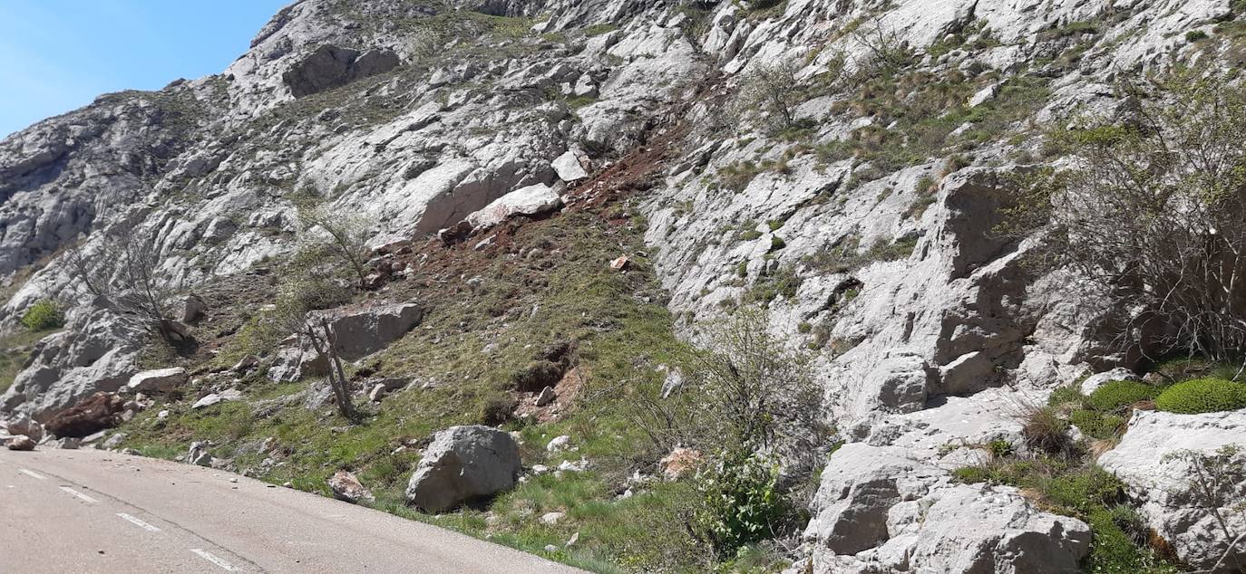 Varias rocas de gran tamaño caen sobre la carretera y obstaculizan uno de los carriles