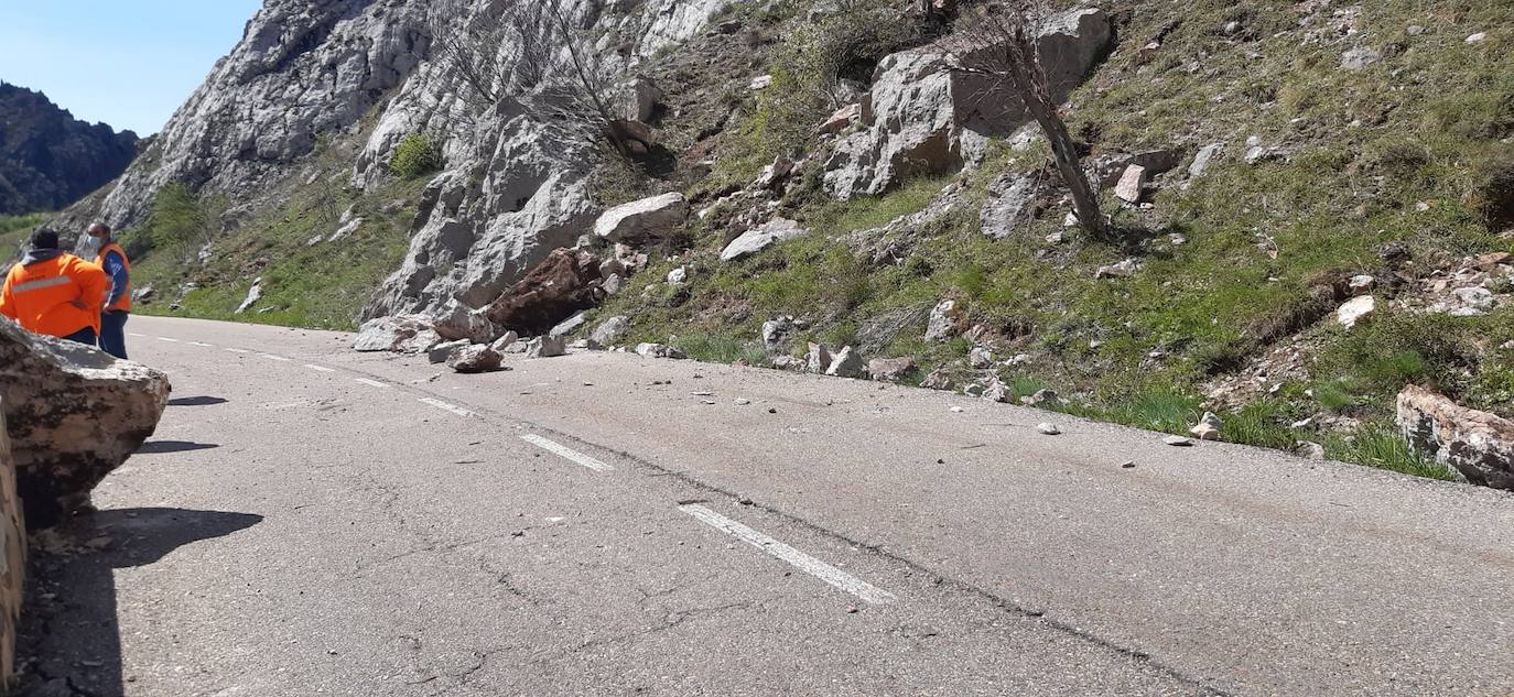 Varias rocas de gran tamaño caen sobre la carretera y obstaculizan uno de los carriles