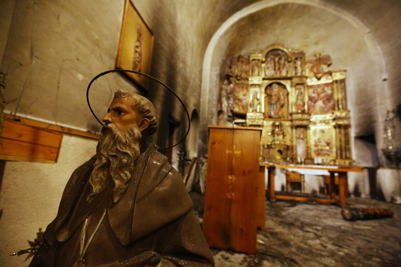 Un incendio declarado de madrugada ha calcinado parte del retablo a la Iglesia de Santa Marina de Balboa | Los Bomberos de Ponferrada intervinieron en el lugar tras ser alertados de las llamas | El incendio se provocó por un cirio que quedó encendido y cuya cera sirvió para prender una alfombra. 