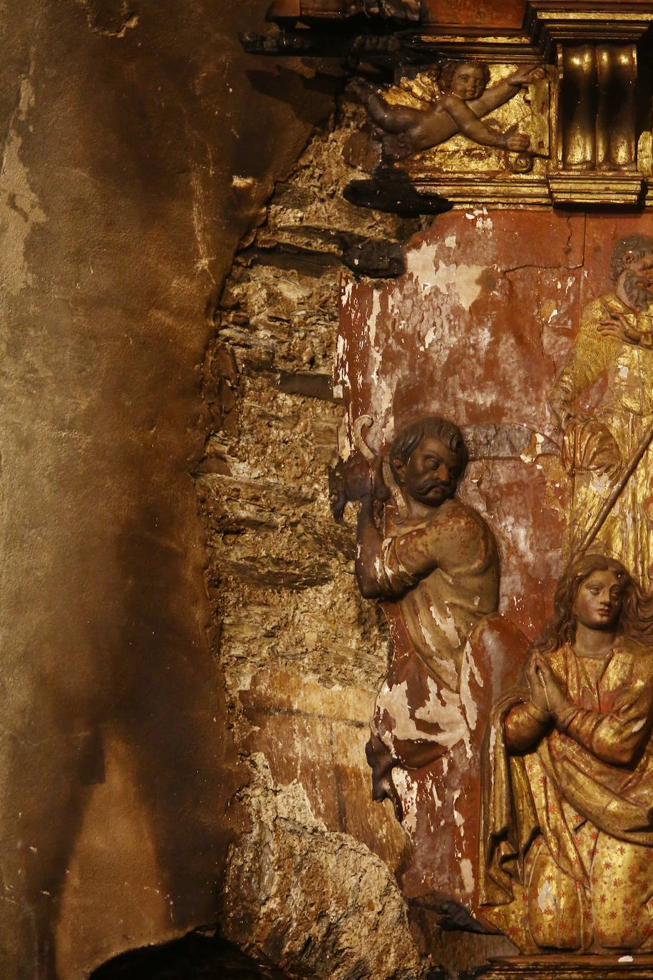 Un incendio declarado de madrugada ha calcinado parte del retablo a la Iglesia de Santa Marina de Balboa | Los Bomberos de Ponferrada intervinieron en el lugar tras ser alertados de las llamas | El incendio se provocó por un cirio que quedó encendido y cuya cera sirvió para prender una alfombra. 