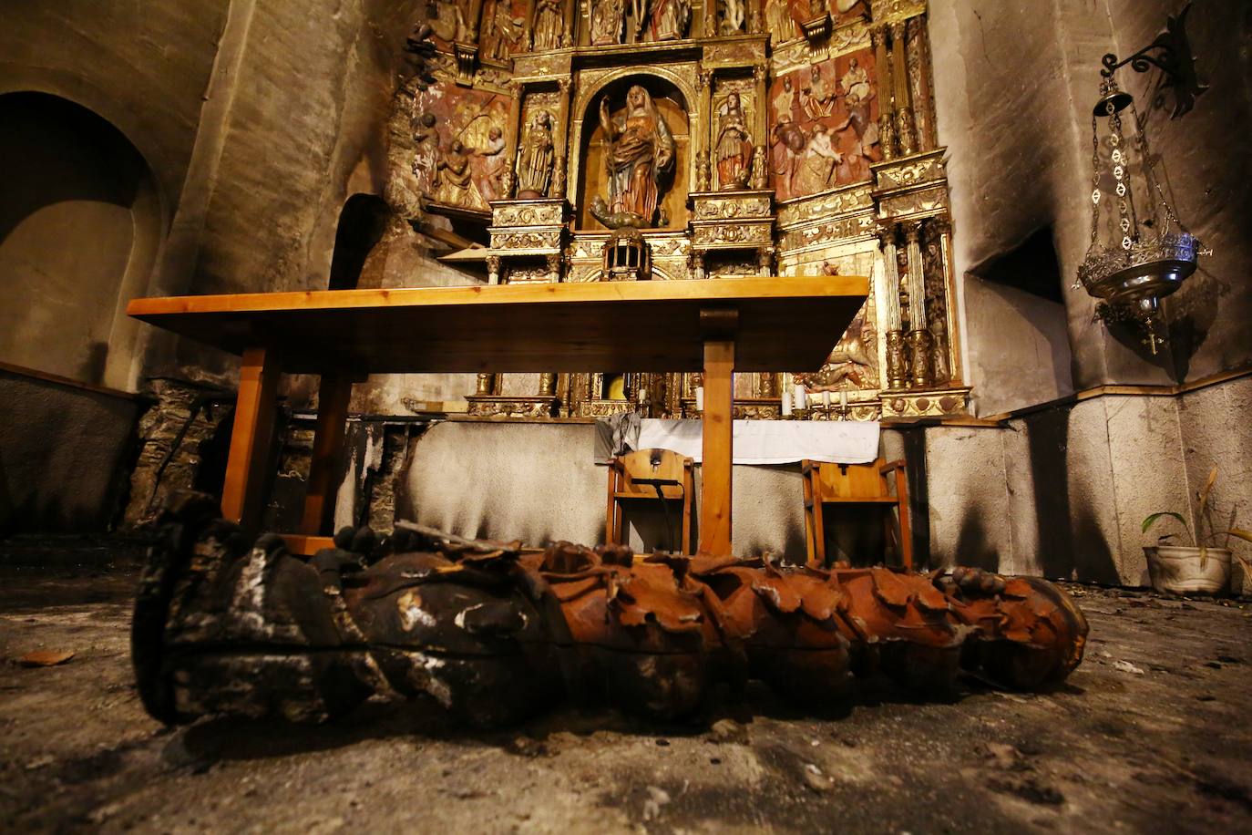 Un incendio declarado de madrugada ha calcinado parte del retablo a la Iglesia de Santa Marina de Balboa | Los Bomberos de Ponferrada intervinieron en el lugar tras ser alertados de las llamas | El incendio se provocó por un cirio que quedó encendido y cuya cera sirvió para prender una alfombra. 