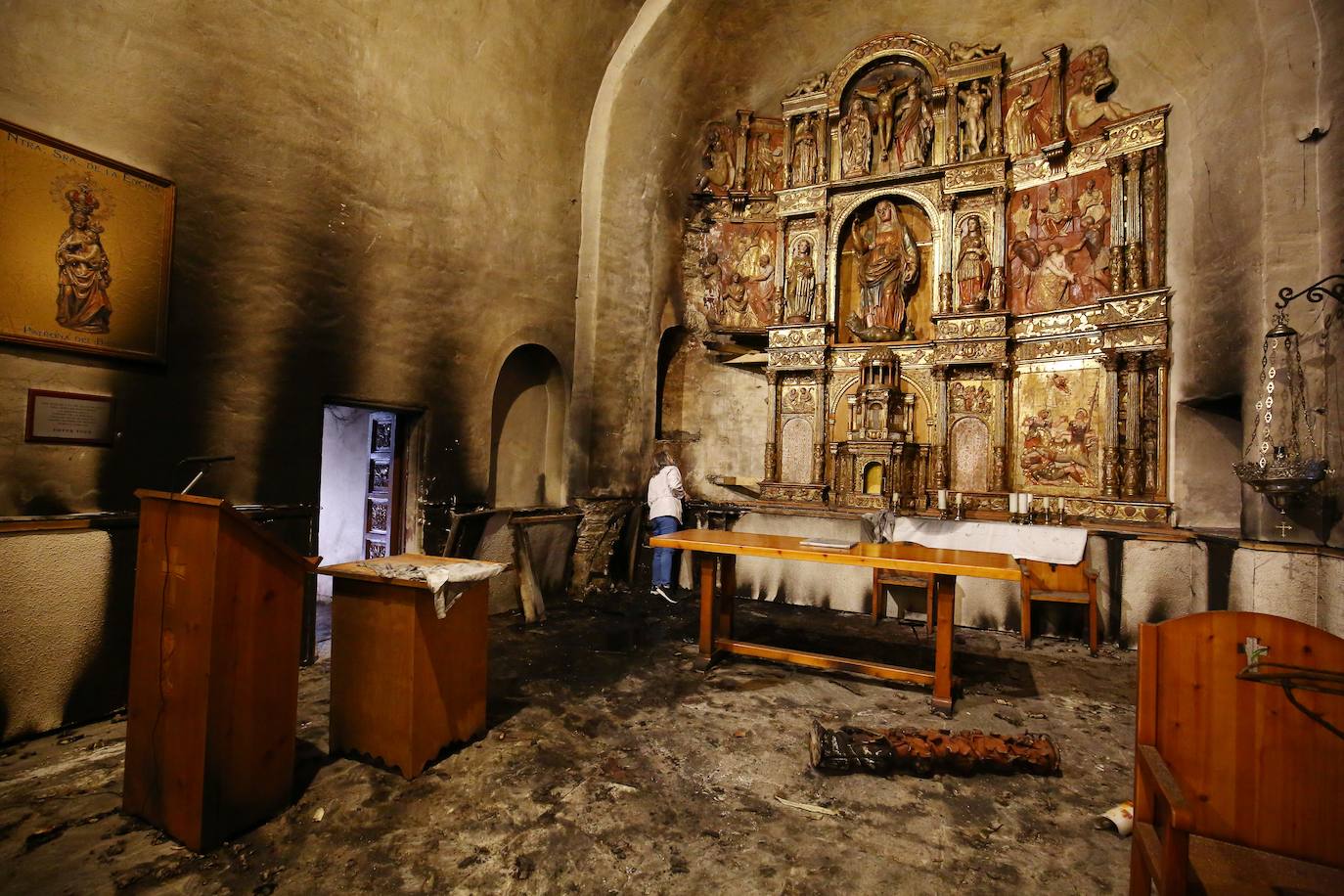 Un incendio declarado de madrugada ha calcinado parte del retablo a la Iglesia de Santa Marina de Balboa | Los Bomberos de Ponferrada intervinieron en el lugar tras ser alertados de las llamas | El incendio se provocó por un cirio que quedó encendido y cuya cera sirvió para prender una alfombra. 