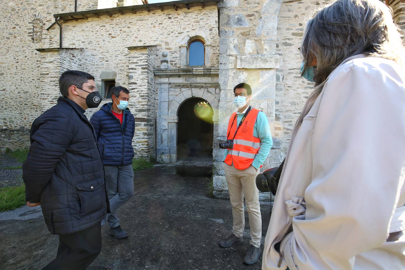 Un incendio declarado de madrugada ha calcinado parte del retablo a la Iglesia de Santa Marina de Balboa | Los Bomberos de Ponferrada intervinieron en el lugar tras ser alertados de las llamas | El incendio se provocó por un cirio que quedó encendido y cuya cera sirvió para prender una alfombra. 