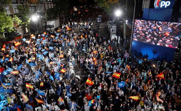 Ambiente de celebración en la sede del PP en Génova