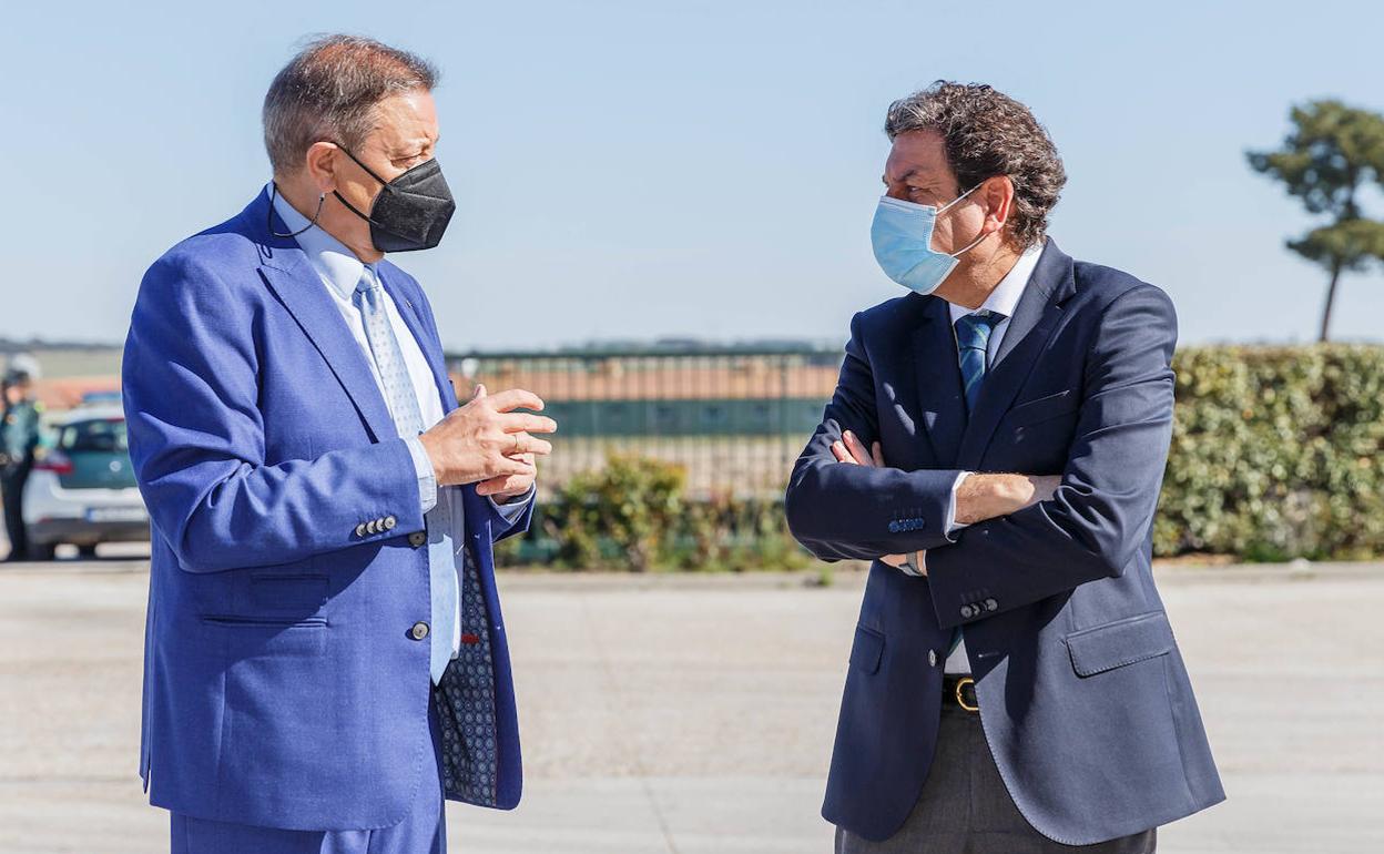 El presidente ejecutivo de Dibaq, Carlos Tejedor; y el consejero de Economía y Hacienda, Carlos Fernández Carriedo; a su llegada a las instalaciones de Dibaq en Segovia.