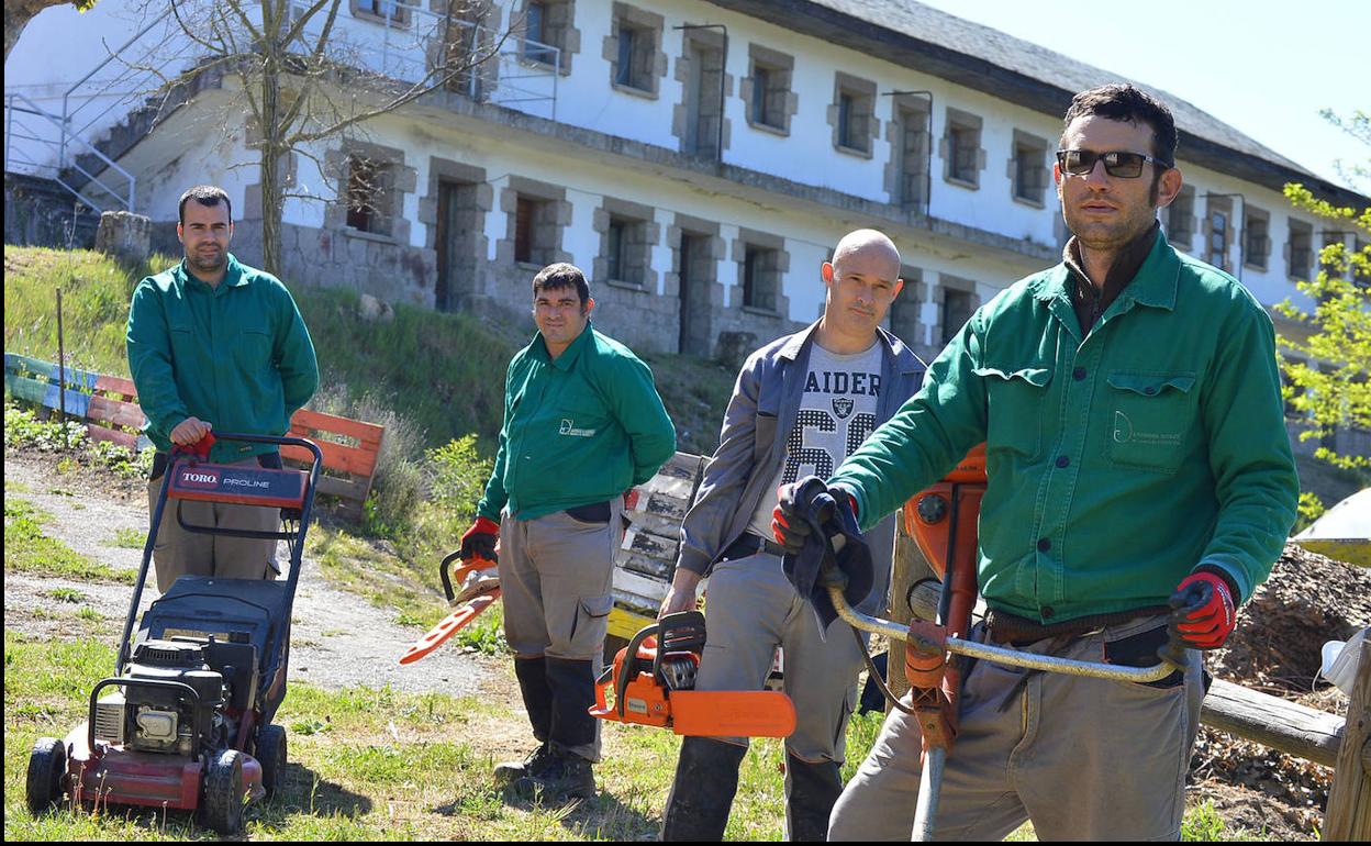 Cuadrilla de 'jardinería inclusiva' de Asprona Bierzo.
