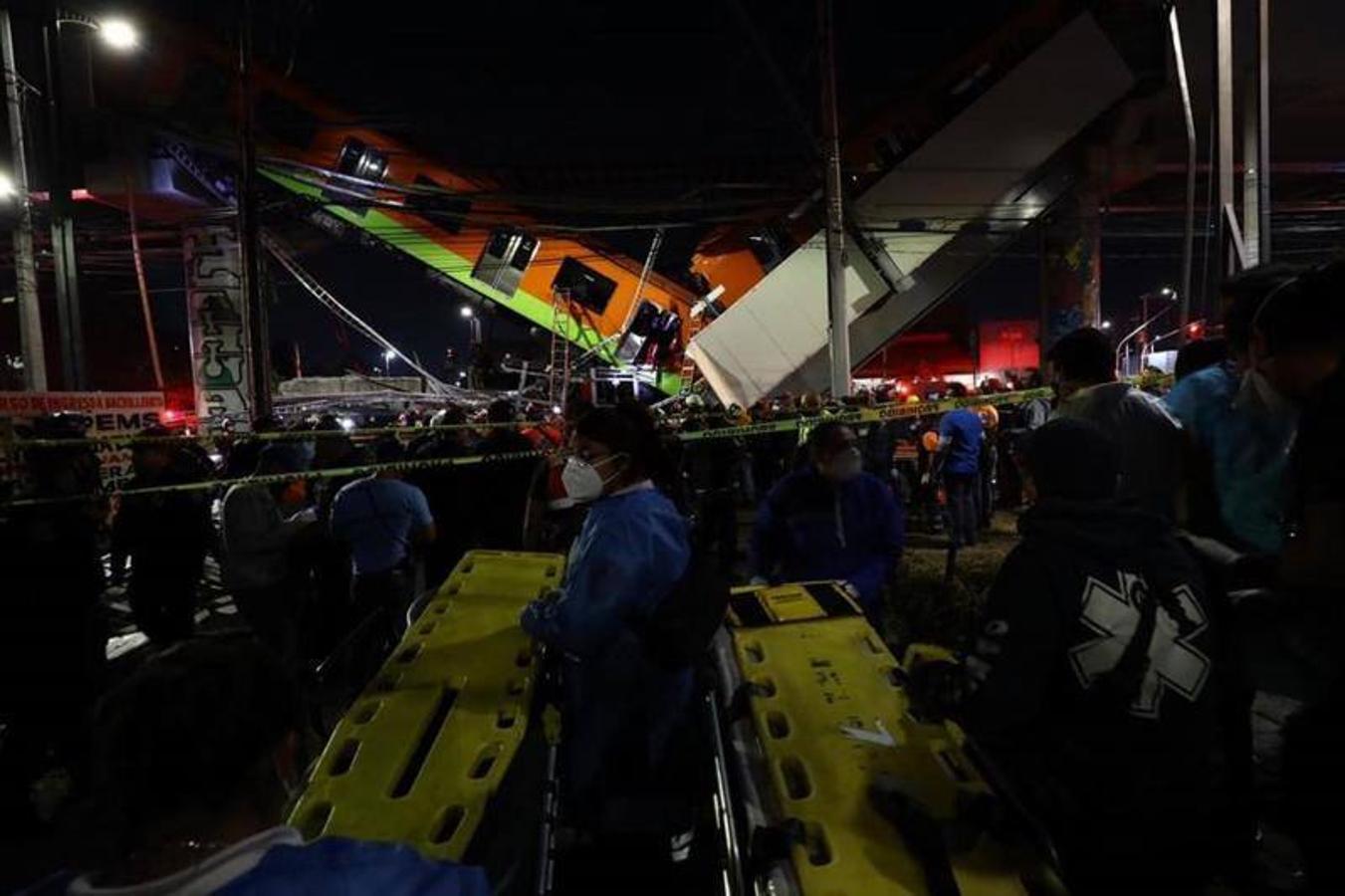 Se desploma un puente de la vía elevada de la línea 12 , entre la estaciones de Olivos y Tezonco, sobre el que circulaba un tren con varios vagones.