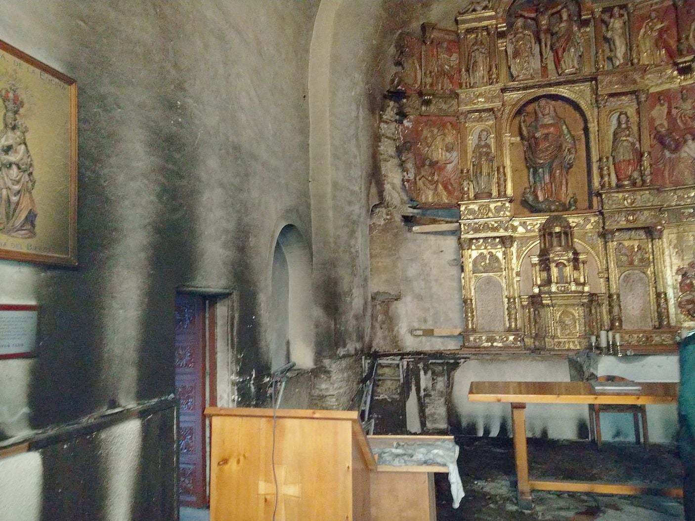 Un incendio declarado de madrugada ha calcinado parte del retablo a la Iglesia de Santa Marina de Balboa | Los Bomberos de Ponferrada intervinieron en el lugar tras ser alertados de las llamas | El incendio se provocó por un cirio que quedó encendido y cuya cera sirvió para prender una alfombra. 