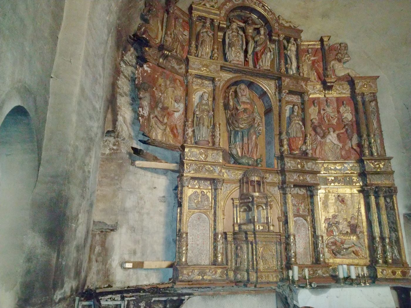 Un incendio declarado de madrugada ha calcinado parte del retablo a la Iglesia de Santa Marina de Balboa | Los Bomberos de Ponferrada intervinieron en el lugar tras ser alertados de las llamas | El incendio se provocó por un cirio que quedó encendido y cuya cera sirvió para prender una alfombra. 