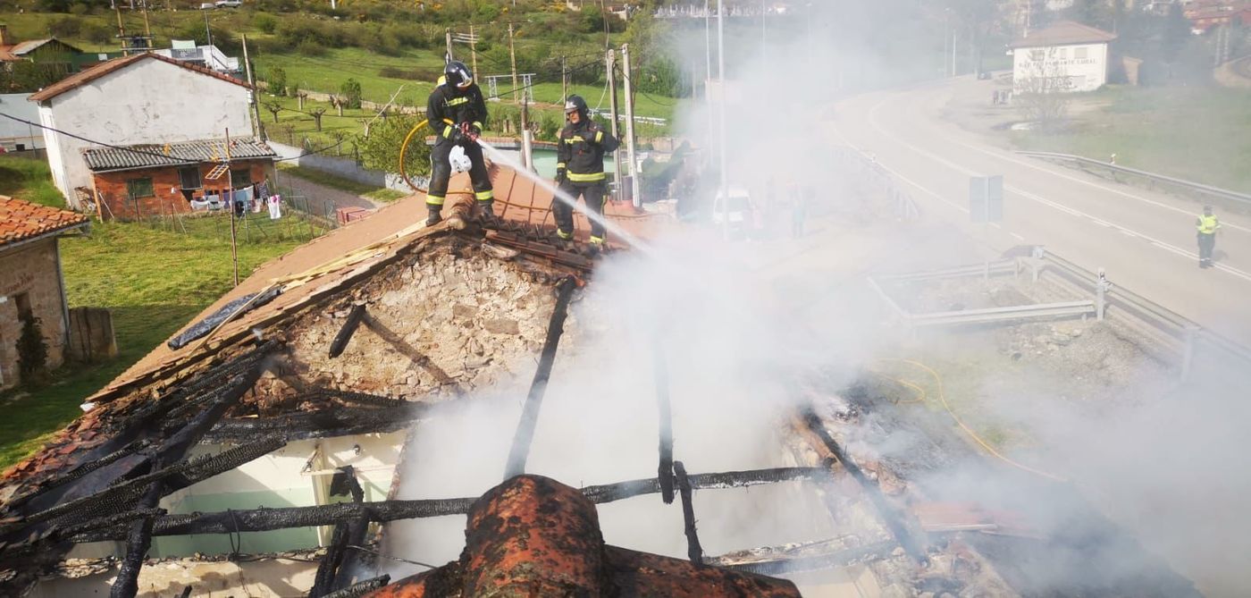Los bomberos intervienen en un aparatoso incendio en una vivienda de Vega de Gordón. 
