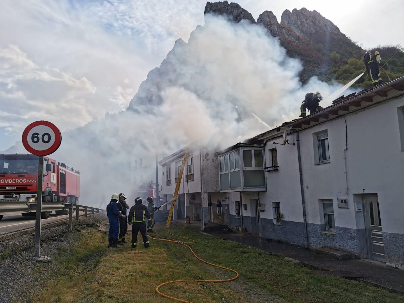 Los bomberos intervienen en un aparatoso incendio en una vivienda de Vega de Gordón. 