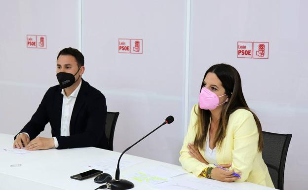 Nuria Rubio y Javier Alfonso Cendón durante la reueda de prensa sobre la comisiónde investigación de las residencias.