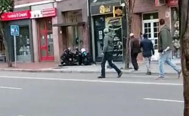 Momento en el que los agentes detienen al varón en la avenida de Quevedo.