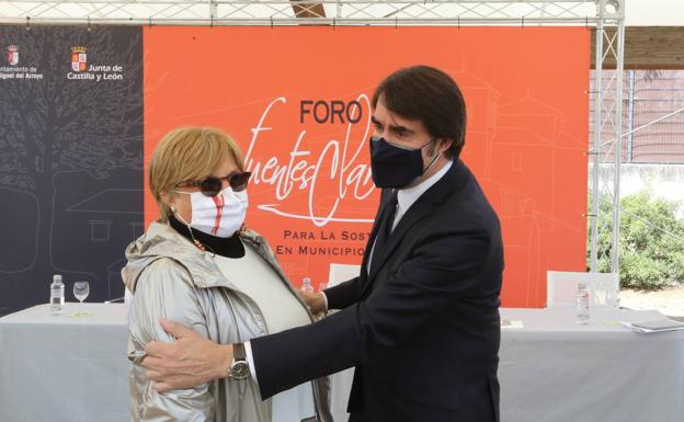 Carmen Mallo, alcaldesa de Murias de Paredes y Juan Carlos Suárez Quiñones. 