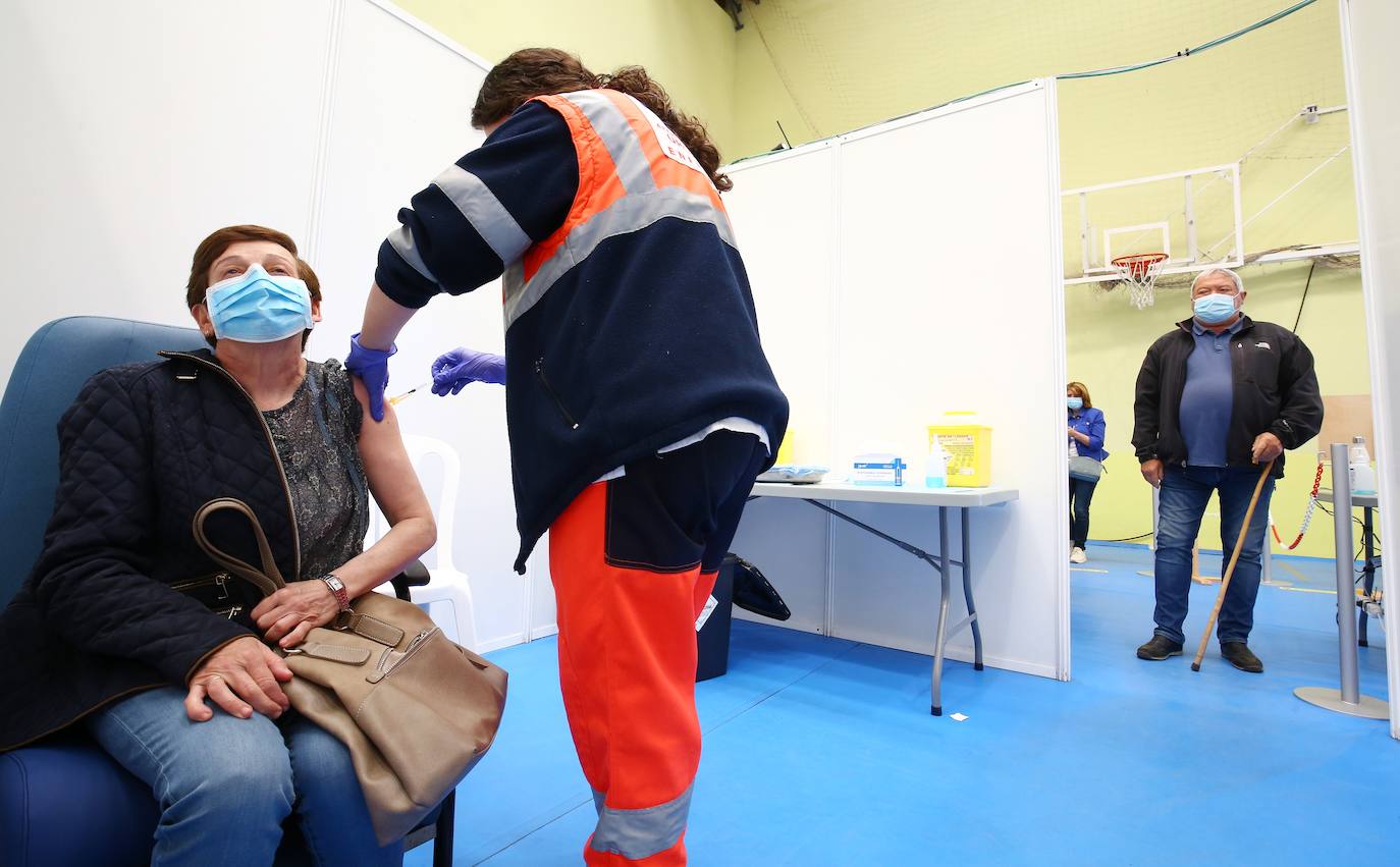 Cientos de personas se citan cada día en el Palacio de Exposiciones de León capital para someterse a la vacunación contra la covid. El aumento de la inmunidad es clave para acabar con la pandemia.