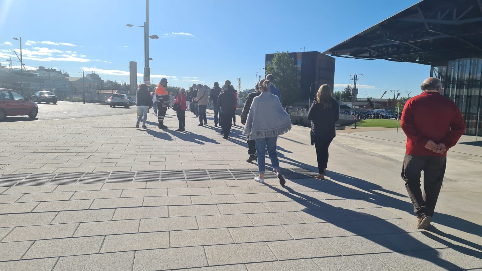 Cientos de personas se citan cada día en el Palacio de Exposiciones de León capital para someterse a la vacunación contra la covid. El aumento de la inmunidad es clave para acabar con la pandemia.