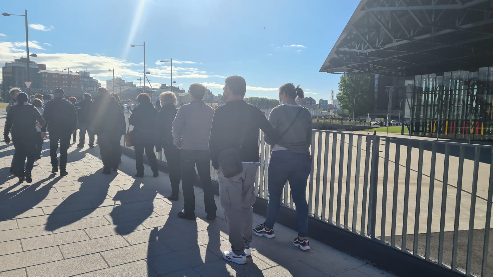 Cientos de personas se citan cada día en el Palacio de Exposiciones de León capital para someterse a la vacunación contra la covid. El aumento de la inmunidad es clave para acabar con la pandemia.