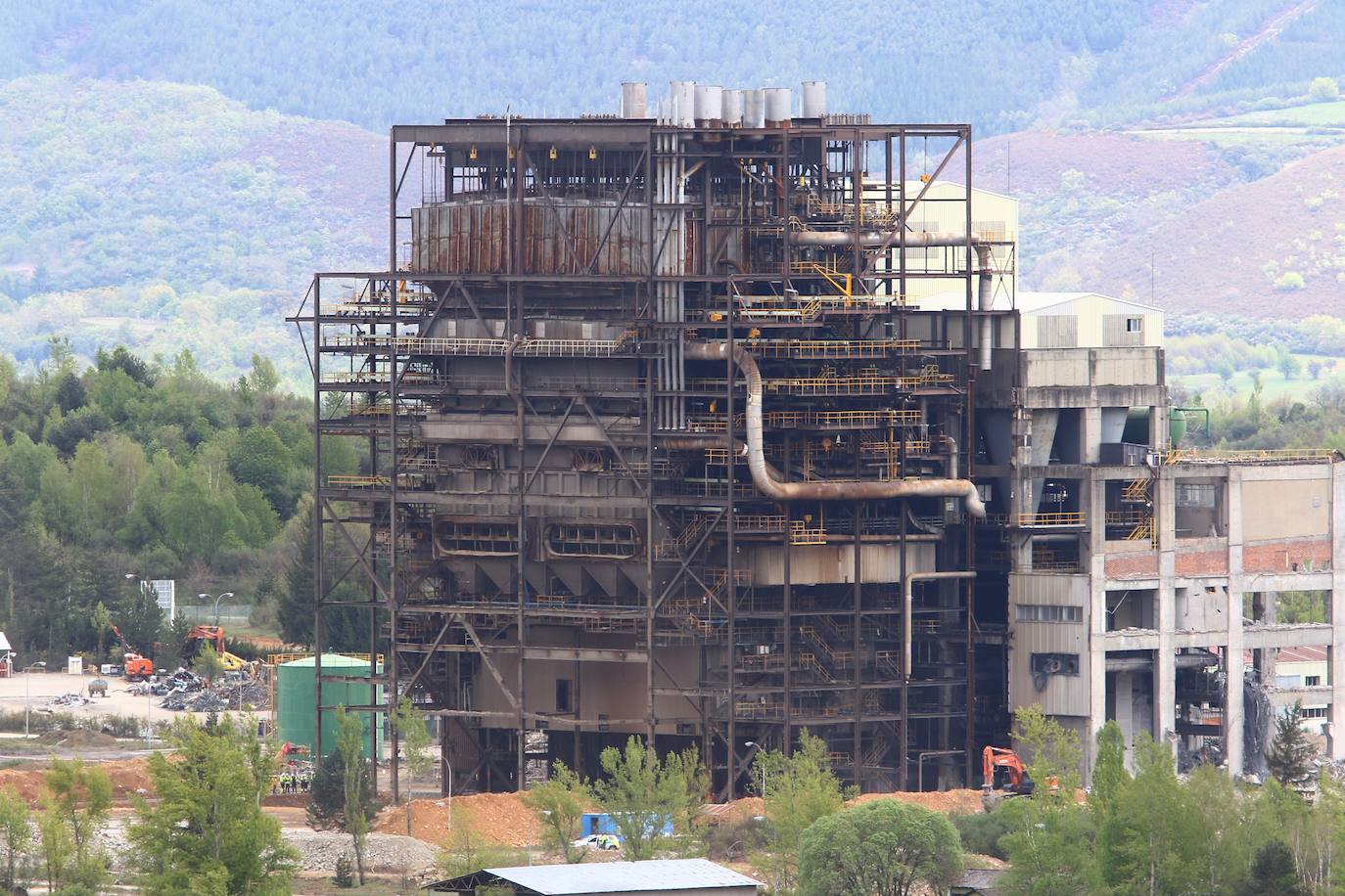 La central sigue adelante con su desmantelamiento a través del volado de la caldera.