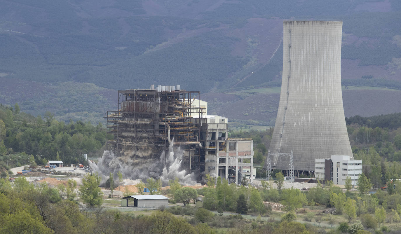 La central sigue adelante con su desmantelamiento a través del volado de la caldera.