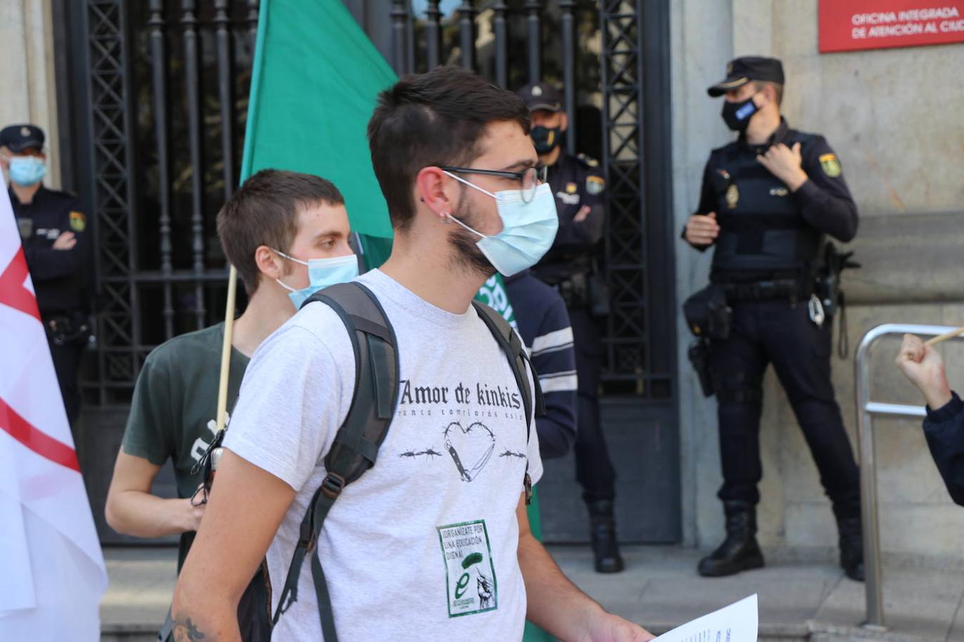 Cerca de treinta estudiantes denuncian la falta de remuneración en las prácticas universitarias y la «segregación» en las clases telemáticas.