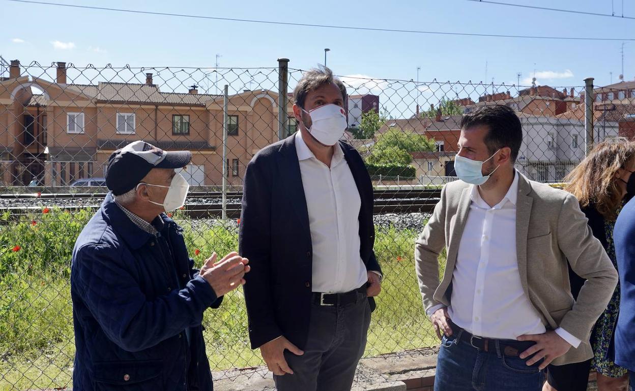 El secretario general del PSOE de Castilla y León y portavoz del Grupo Socialista, Luis Tudanca, y el alcalde de Valladolid, Óscar Puente, junto a un vecino de La Pilarica