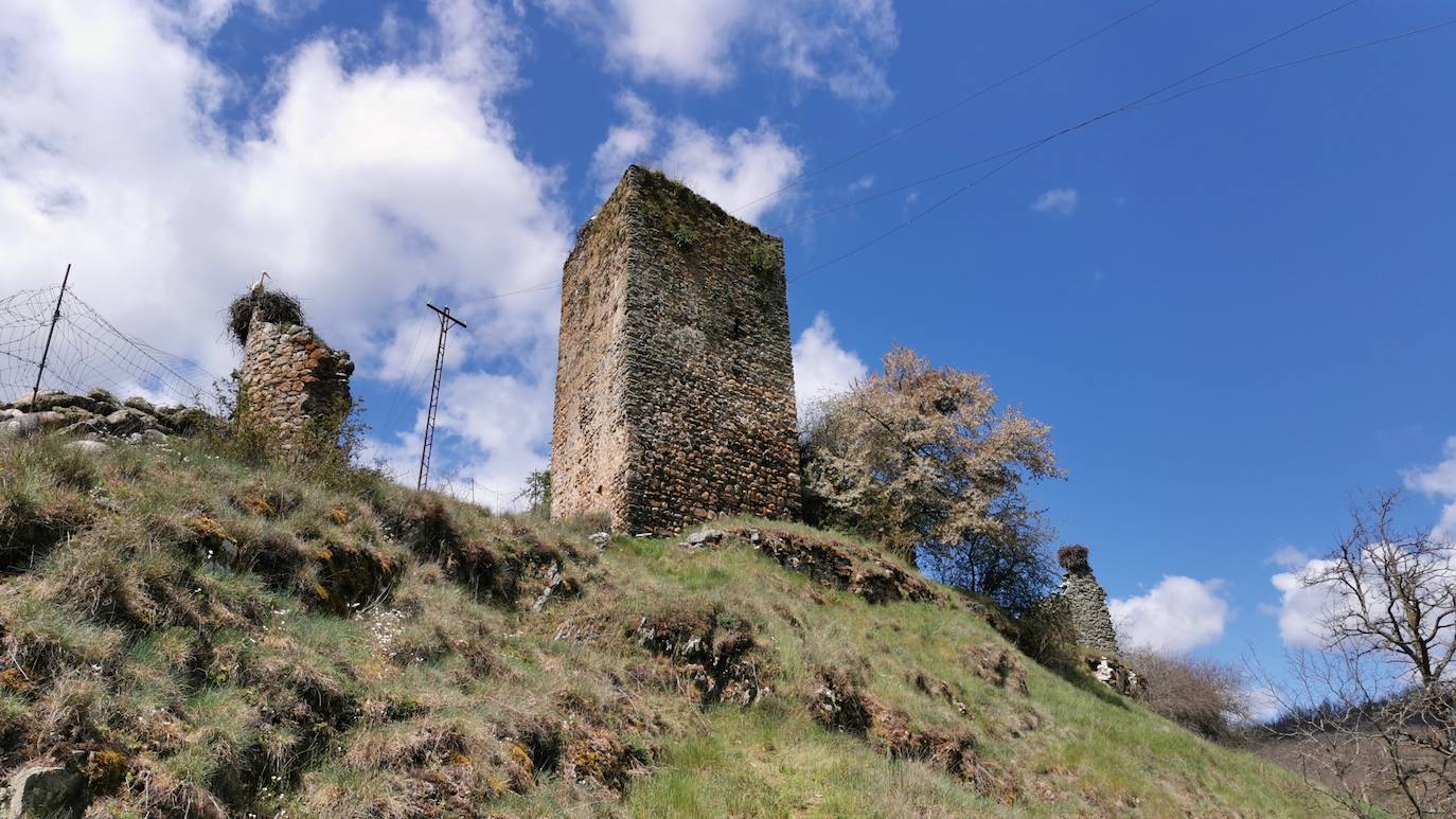 Los vecinos de la localidad del Castillo, en Riello, consiguen la cesión del Castillo de Benal, antigua propiedad de los Condes de Luna, para su rehabilitación y puesta en valor tras décadas de olvido que han llevado a la fortaleza a un estado de ruina.