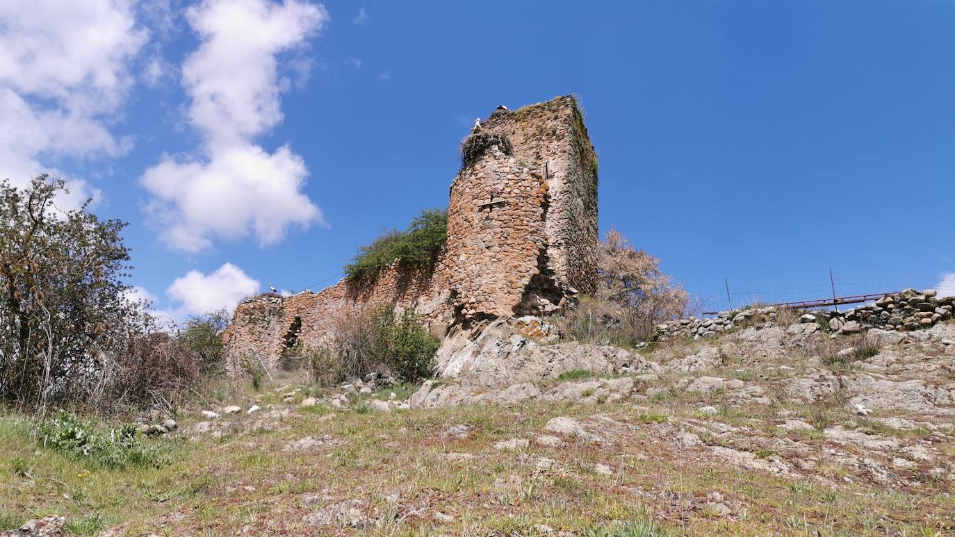 Los vecinos de la localidad del Castillo, en Riello, consiguen la cesión del Castillo de Benal, antigua propiedad de los Condes de Luna, para su rehabilitación y puesta en valor tras décadas de olvido que han llevado a la fortaleza a un estado de ruina.